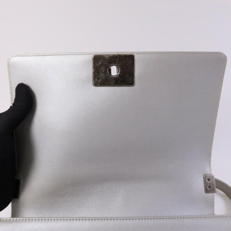 CHANEL 牛皮皮革Boy 25銀扣鏈帶肩背袋-10