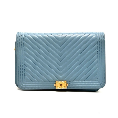 CHANEL香奈兒LeboyWOC羊皮藍色金扣V紋單肩斜挎包