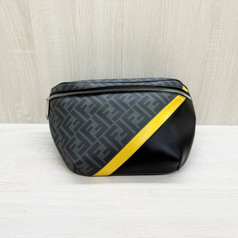 FENDI黑灰雙F拚黃斜線Diagonal胸口包7VA562 ALKA-1