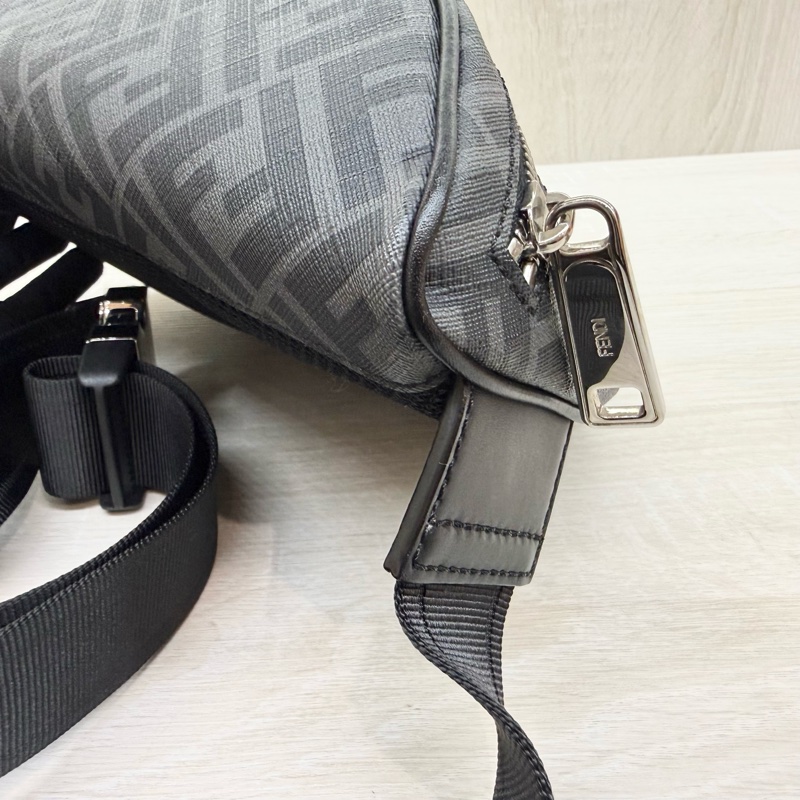 FENDI黑灰雙F拚黃斜線Diagonal胸口包7VA562 ALKA-12