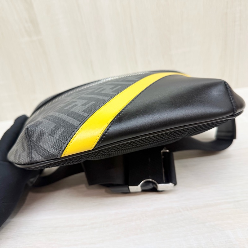 FENDI黑灰雙F拚黃斜線Diagonal胸口包7VA562 ALKA-17