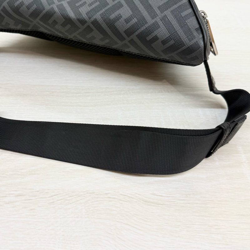 FENDI黑灰雙F拚黃斜線Diagonal胸口包7VA562 ALKA-20