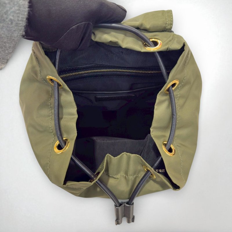 JY0149-BURBERRY軍綠色金釦尼龍中號後背包-5