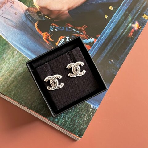 ::CHANEL:: 經典雙C 白邊滿鑽耳環