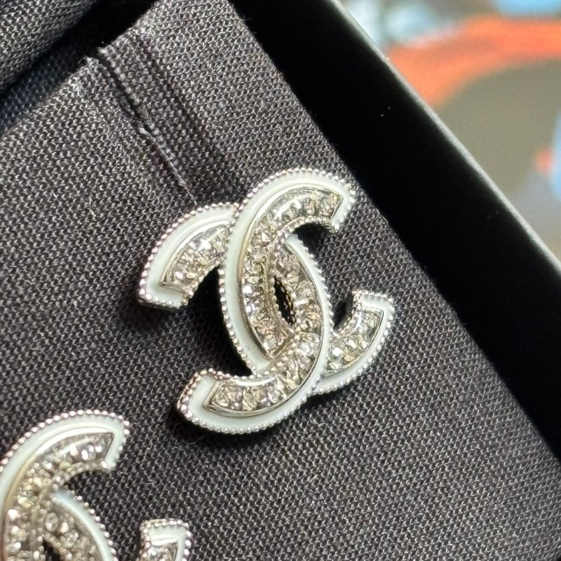::CHANEL:: 經典雙C 白邊滿鑽耳環-2