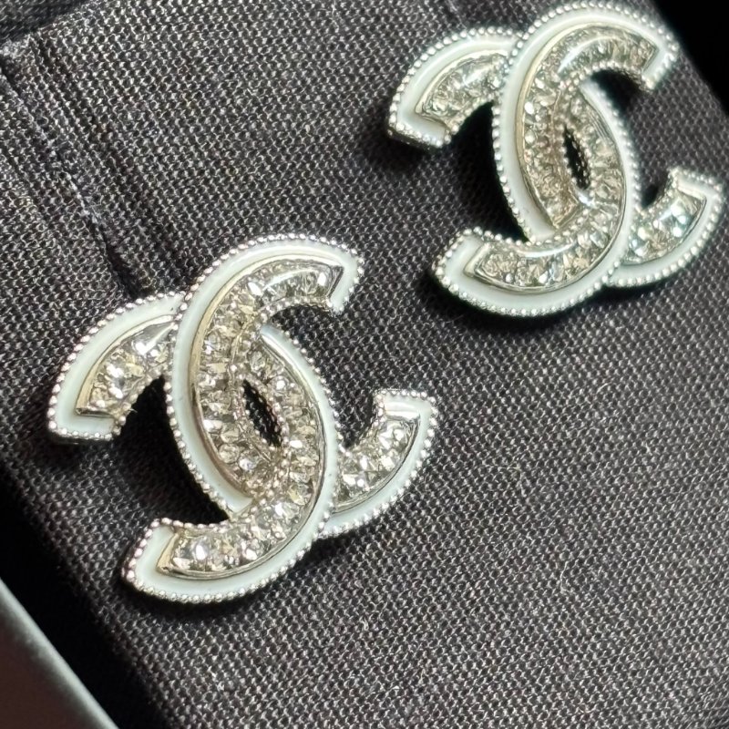 ::CHANEL:: 經典雙C 白邊滿鑽耳環-3