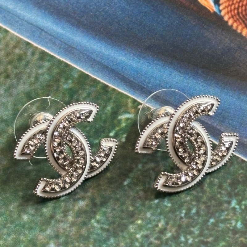 ::CHANEL:: 經典雙C 白邊滿鑽耳環-5