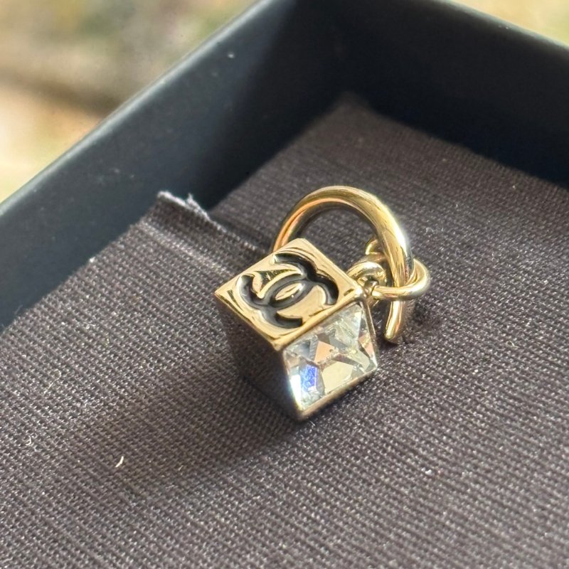 ::CHANEL:: ABE812淡金方鑽黑雙C耳環-11