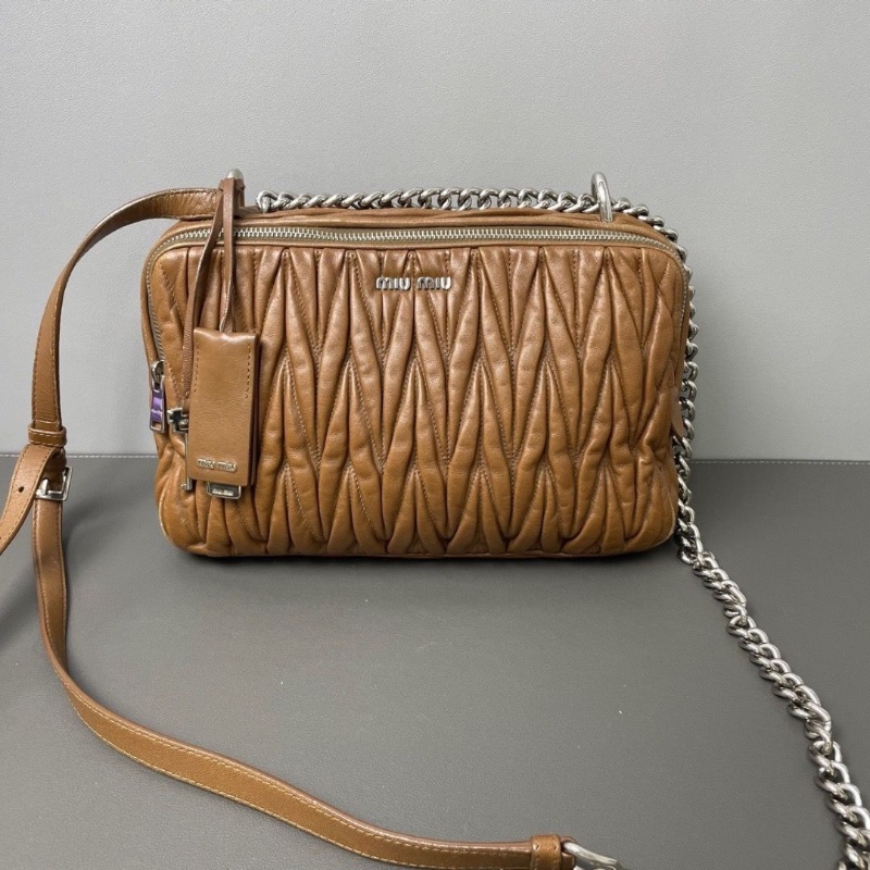 Miu Miu 相機肩背包棕色牛皮 26*16*8 98新配件鑰匙塵袋-1