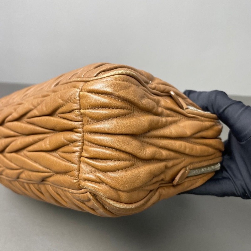 Miu Miu 相機肩背包棕色牛皮 26*16*8 98新配件鑰匙塵袋-3