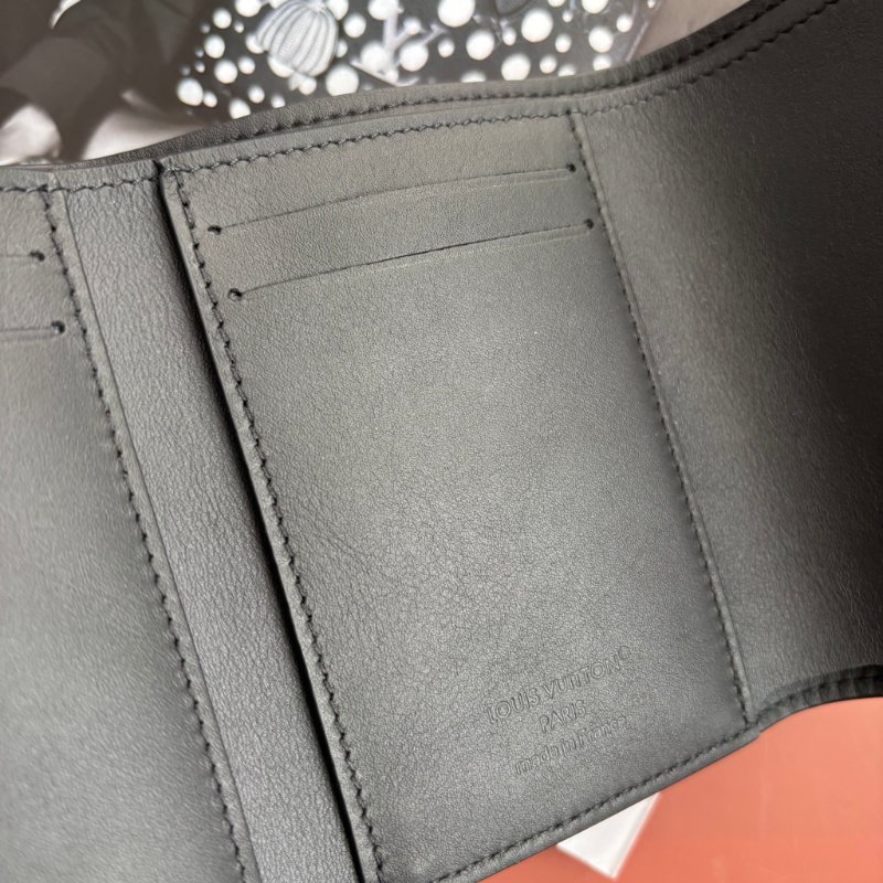 ::LOUIS VUITTON:: LV M26250 Victor 錢包 黑色蠟面小牛皮 皮革三摺短夾-16