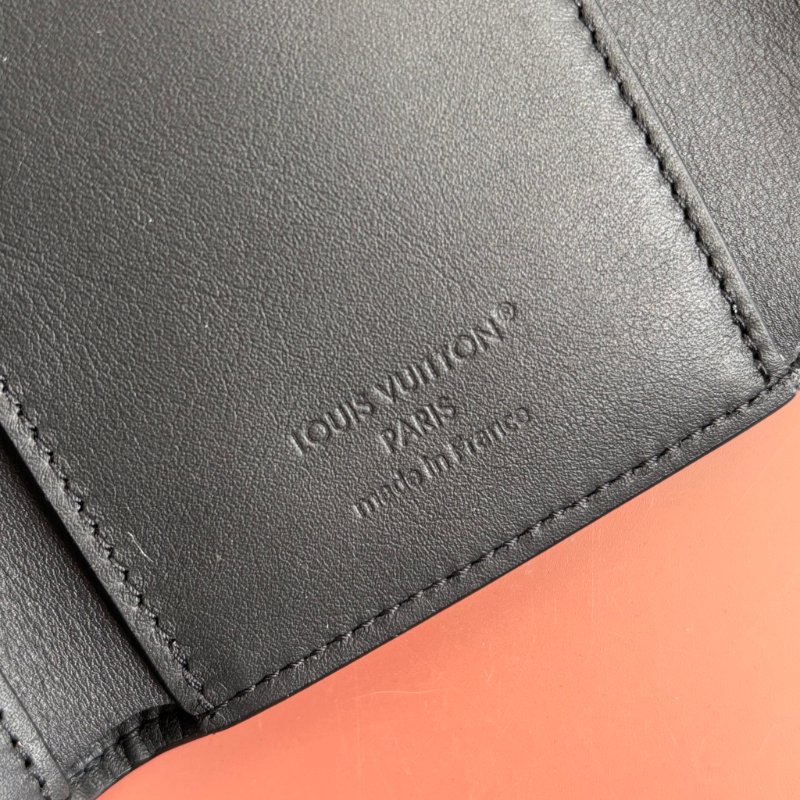 ::LOUIS VUITTON:: LV M26250 Victor 錢包 黑色蠟面小牛皮 皮革三摺短夾-23