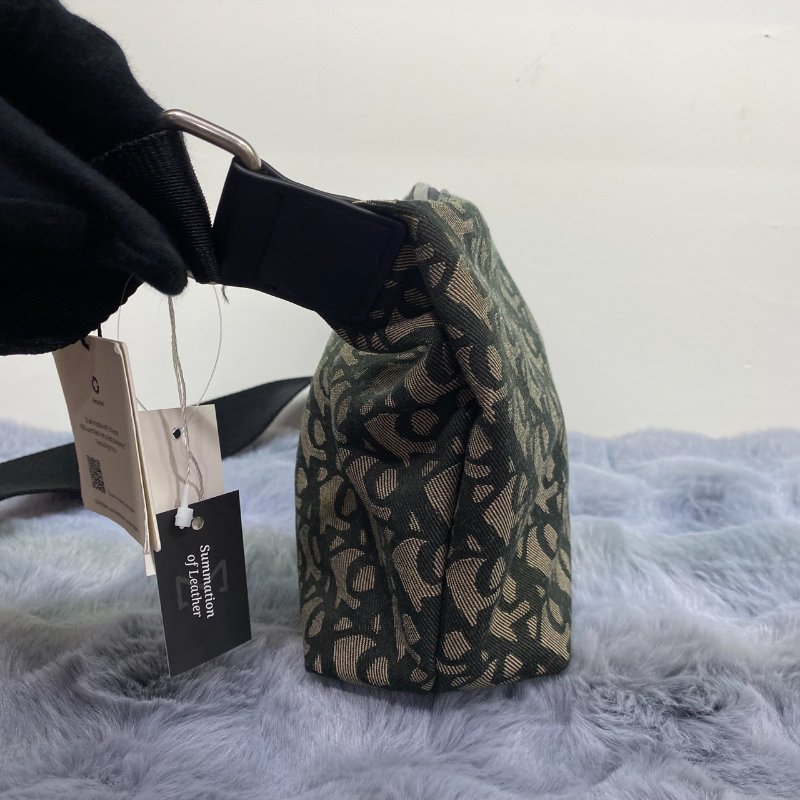 全新閒置品 Calvin Klein 滿版帆布側背包-1