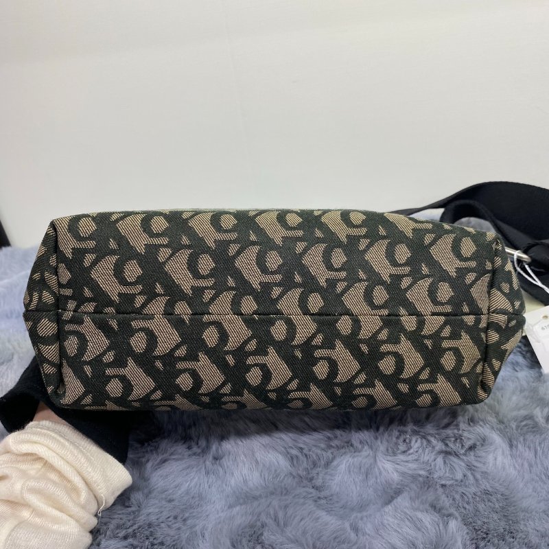 全新閒置品 Calvin Klein 滿版帆布側背包-4