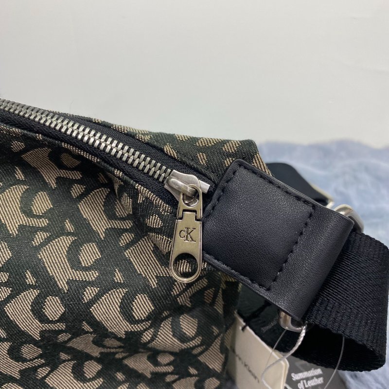全新閒置品 Calvin Klein 滿版帆布側背包-5