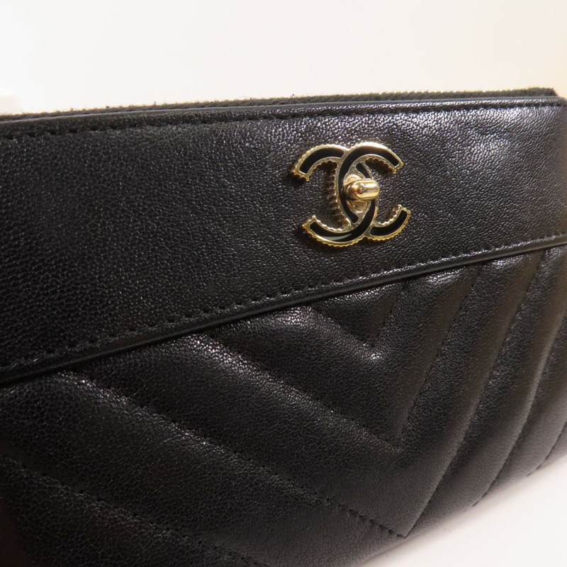 CHANEL 牛皮皮革Mini Pouch金扣手拿包-11