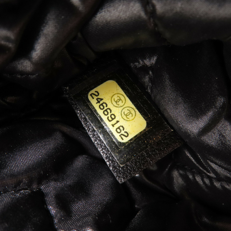 CHANEL 牛皮皮革Mini Pouch金扣手拿包-15