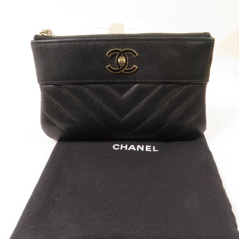 CHANEL 牛皮皮革Mini Pouch金扣手拿包-16