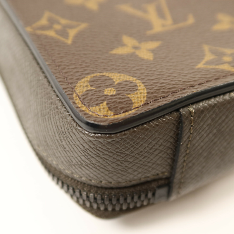 LOUIS VUITTON Taigarama Phone Box肩背袋-11