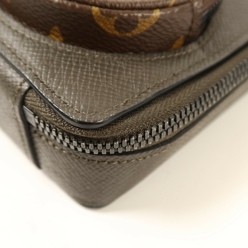 LOUIS VUITTON Taigarama Phone Box肩背袋-14