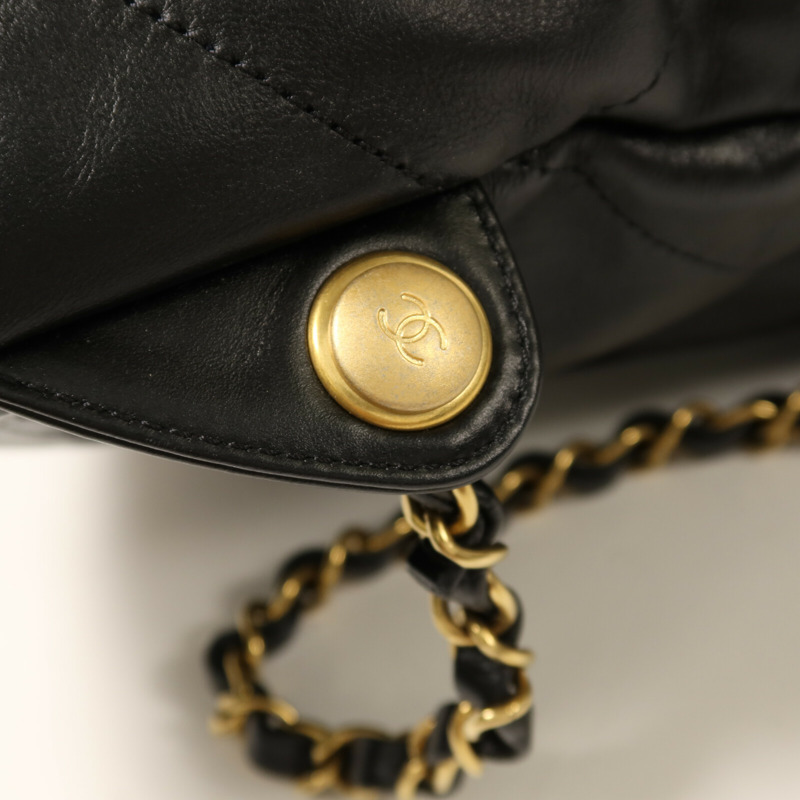 CHANEL 牛皮皮革22 Backpack金扣鏈帶背包-14
