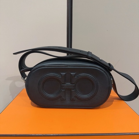 閒置新Ferragamo 菲拉格慕 Dop Ganc Big系列 標誌logo印花 單肩斜挎包 牛皮 意大利產 男女都可以 黑色 尺寸：21*6*12cm 附件：塵袋。