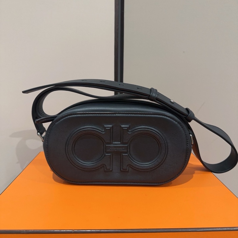 閒置新Ferragamo 菲拉格慕 Dop Ganc Big系列 標誌logo印花 單肩斜挎包 牛皮 意大利產 男女都可以 黑色 尺寸：21*6*12cm 附件：塵袋。-0