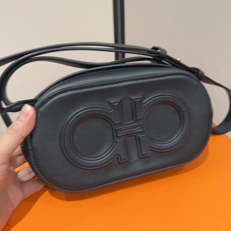 閒置新Ferragamo 菲拉格慕 Dop Ganc Big系列 標誌logo印花 單肩斜挎包 牛皮 意大利產 男女都可以 黑色 尺寸：21*6*12cm 附件：塵袋。-2