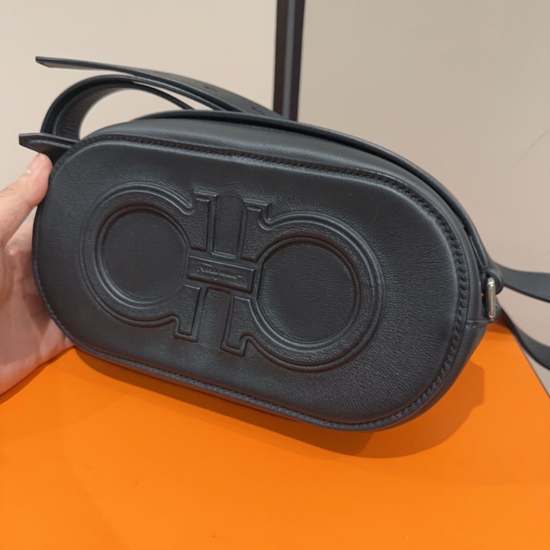 閒置新Ferragamo 菲拉格慕 Dop Ganc Big系列 標誌logo印花 單肩斜挎包 牛皮 意大利產 男女都可以 黑色 尺寸：21*6*12cm 附件：塵袋。-3