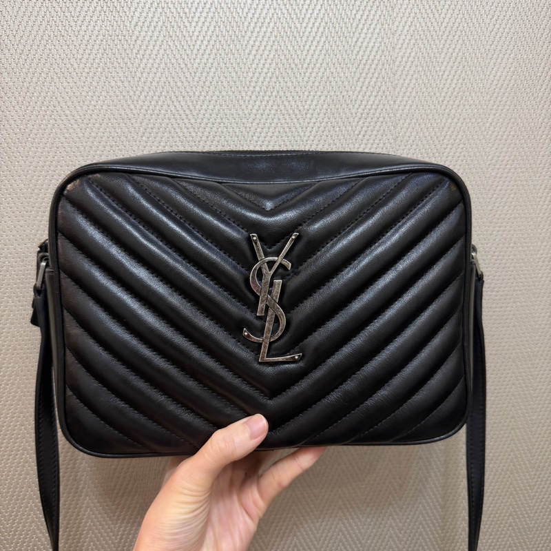 YSL 黑牛皮V型紋霧銀釦流蘇斜背相機包-0