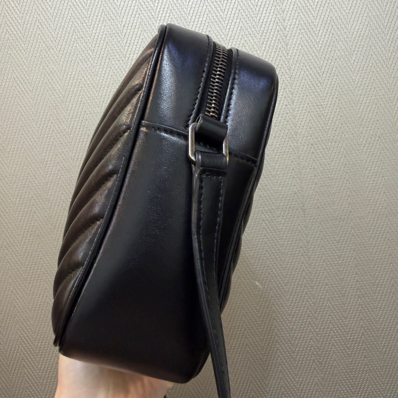 YSL 黑牛皮V型紋霧銀釦流蘇斜背相機包-2