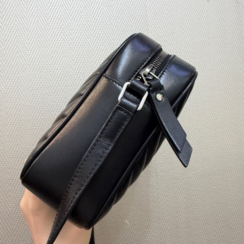 YSL 黑牛皮V型紋霧銀釦流蘇斜背相機包-4