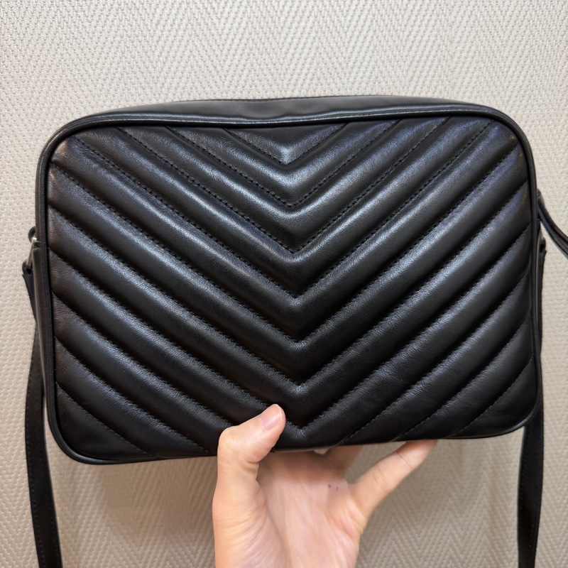 YSL 黑牛皮V型紋霧銀釦流蘇斜背相機包-6