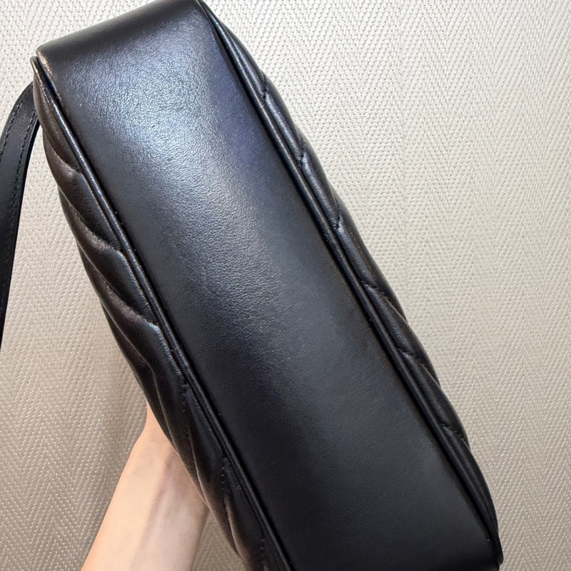 YSL 黑牛皮V型紋霧銀釦流蘇斜背相機包-7