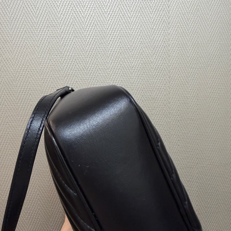 YSL 黑牛皮V型紋霧銀釦流蘇斜背相機包-8