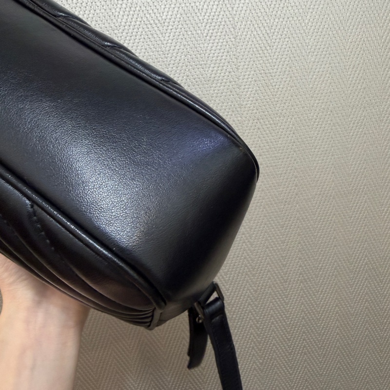 YSL 黑牛皮V型紋霧銀釦流蘇斜背相機包-9
