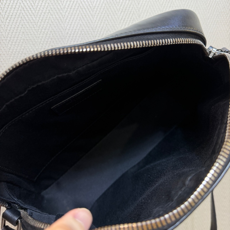 YSL 黑牛皮V型紋霧銀釦流蘇斜背相機包-10