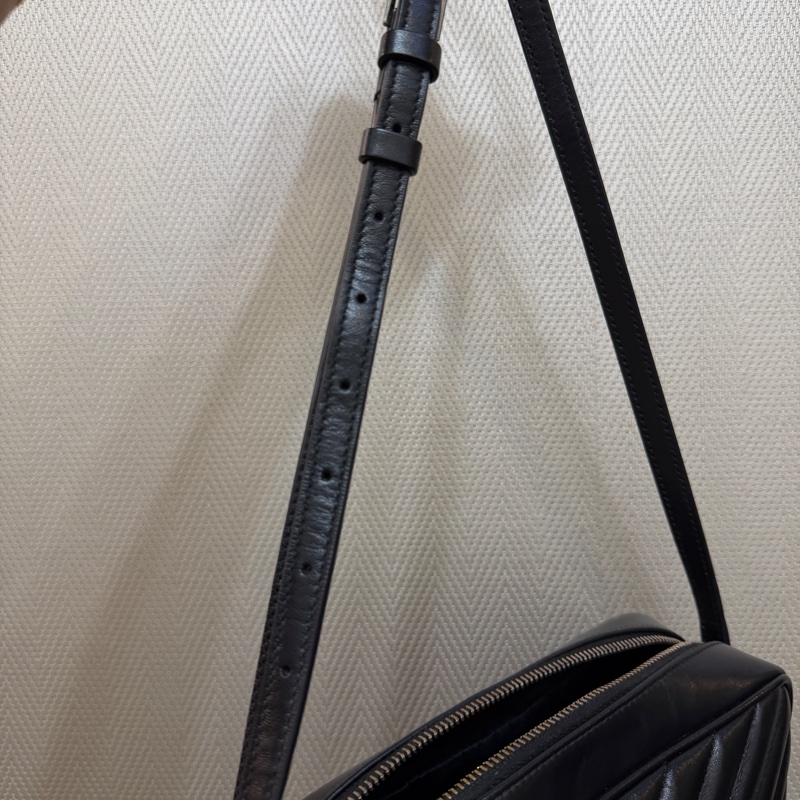 YSL 黑牛皮V型紋霧銀釦流蘇斜背相機包-11