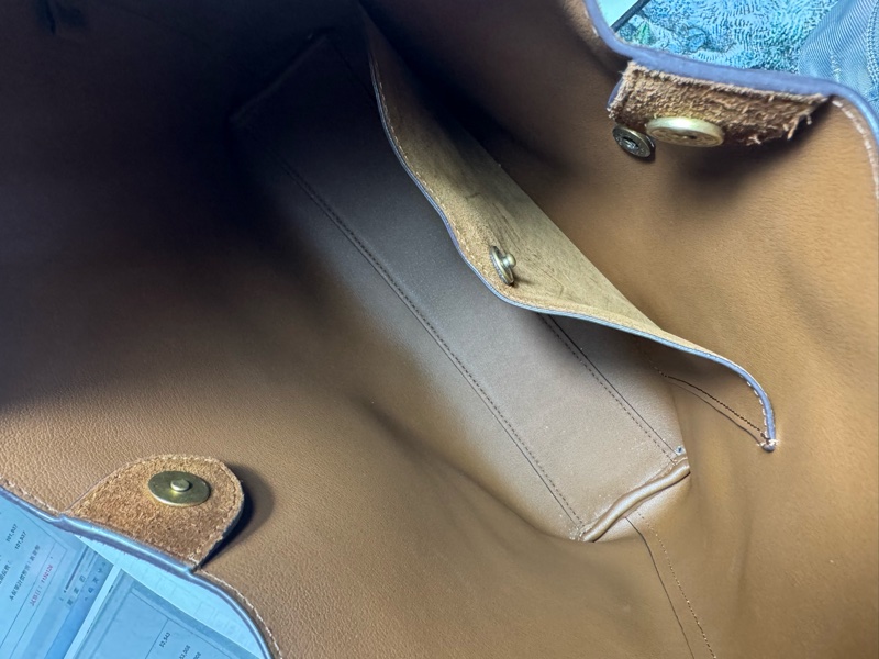 COACH Brooklyn 28 麂皮磁吸肩背包（咖啡色）-5