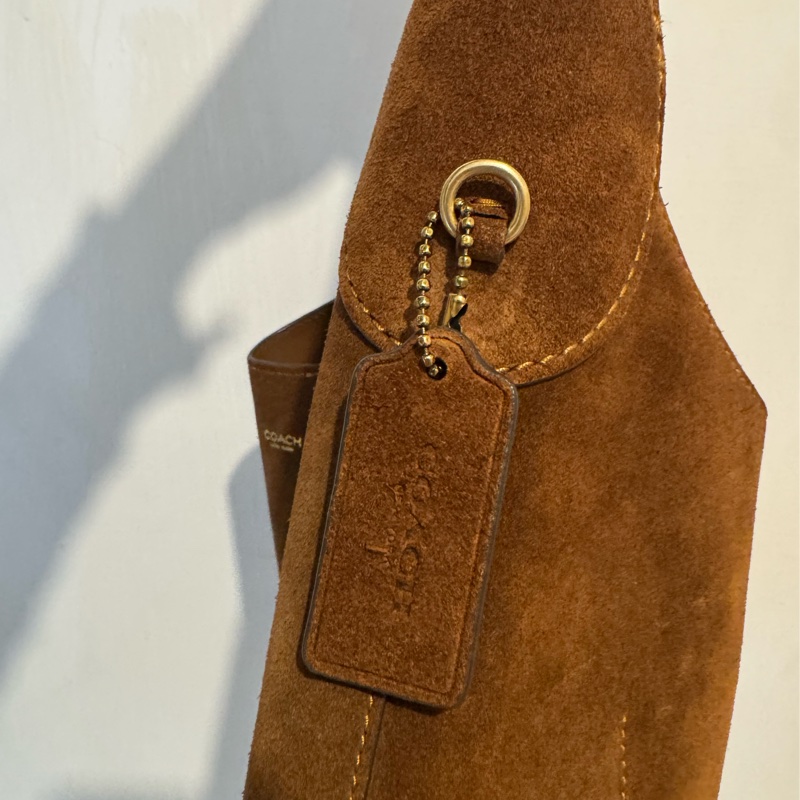 COACH Brooklyn 28 麂皮磁吸肩背包（咖啡色）-11