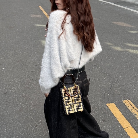 【全新品🎁】 FENDI 經典老花 手機斜背包 （專櫃63000）