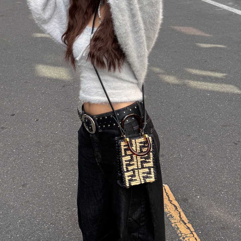 【全新品🎁】 FENDI 經典老花 手機斜背包 (專櫃63000)-2