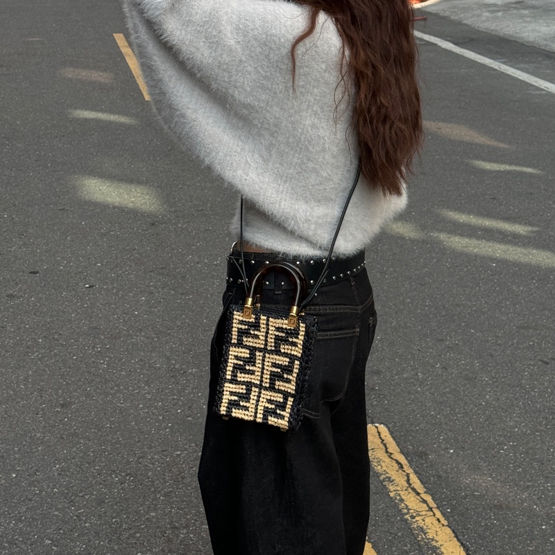 【全新品🎁】 FENDI 經典老花 手機斜背包 (專櫃63000)-5