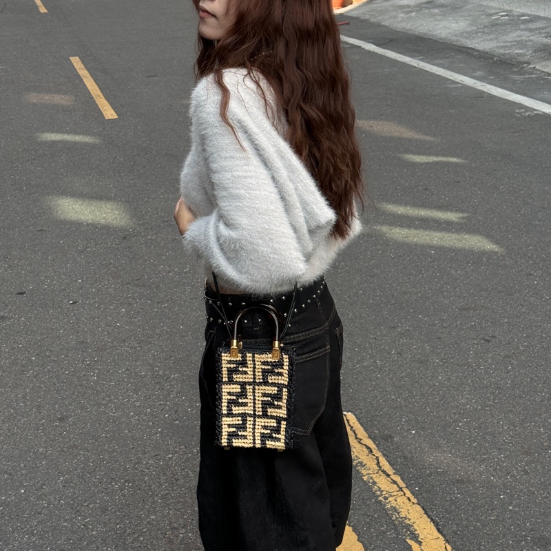 【全新品🎁】 FENDI 經典老花 手機斜背包 (專櫃63000)-6