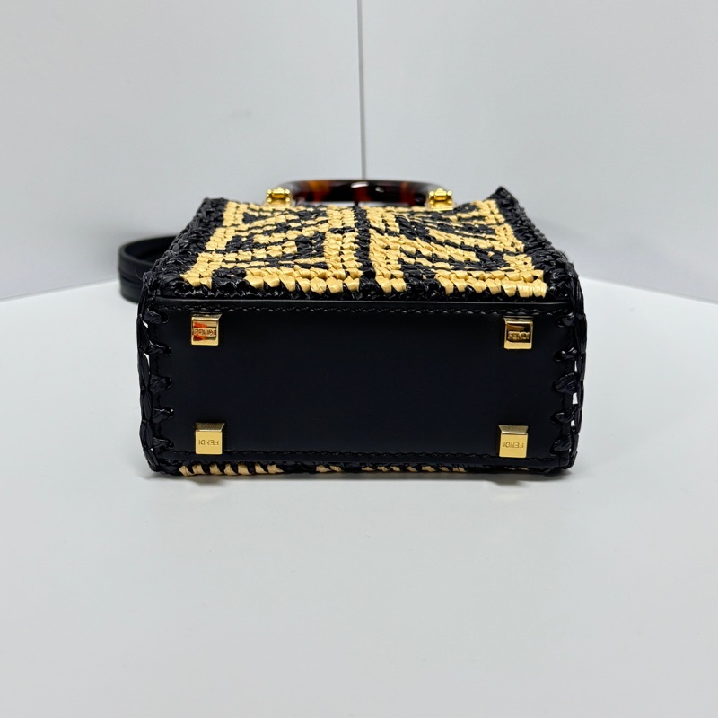 【全新品🎁】 FENDI 經典老花 手機斜背包 (專櫃63000)-11