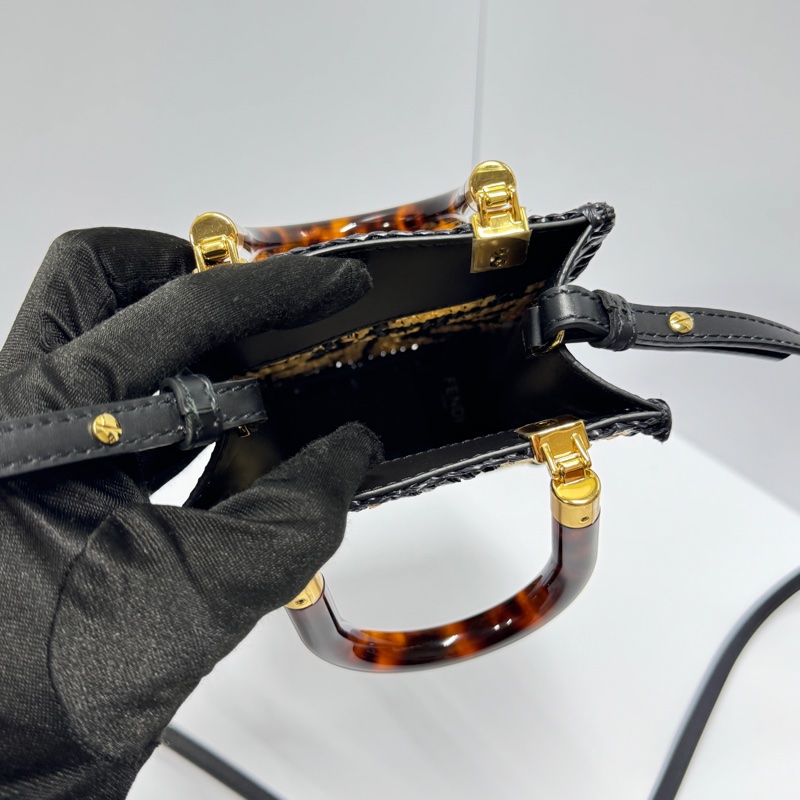 【全新品🎁】 FENDI 經典老花 手機斜背包 (專櫃63000)-14