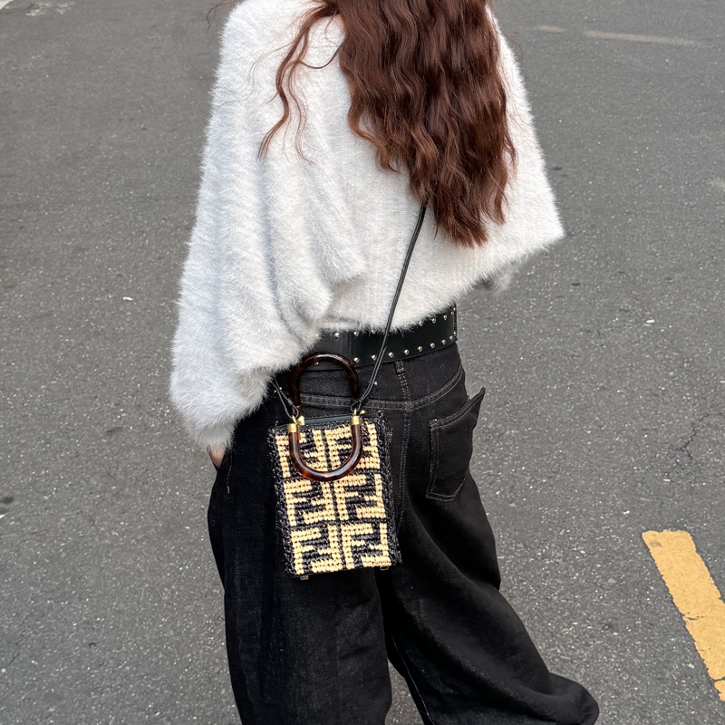 【全新品🎁】 FENDI 經典老花 手機斜背包 (專櫃63000)-17