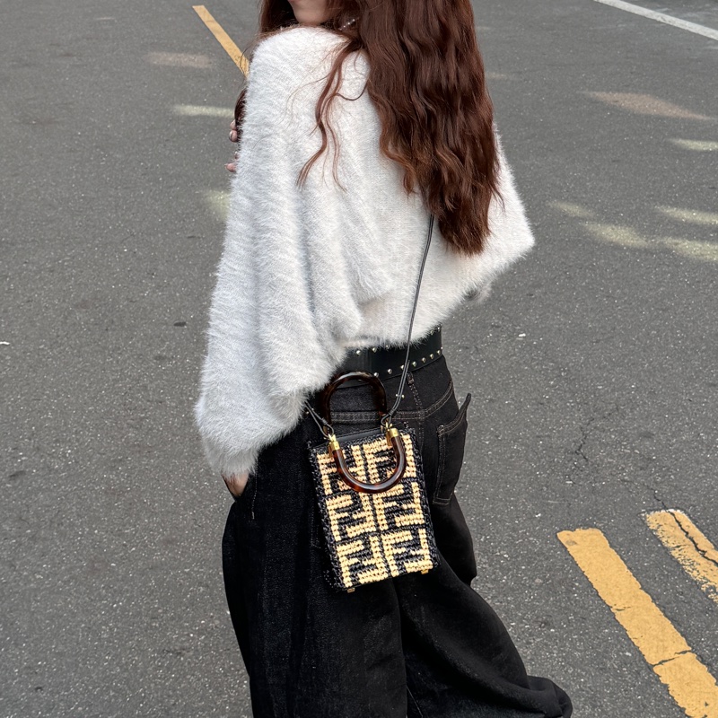 【全新品🎁】 FENDI 經典老花 手機斜背包 (專櫃63000)-18