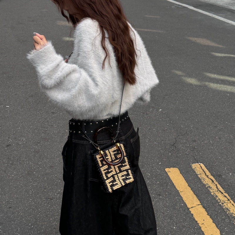 【全新品🎁】 FENDI 經典老花 手機斜背包 (專櫃63000)-19