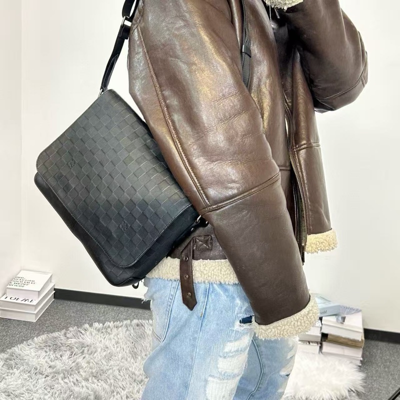 「JL精品代購」9新 Lv全皮棋盤格男士公文郵差挎包-1